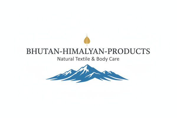 Horizontales Premium-Logo für Webshop-Header: 
'BHUTAN-HIMALAYAN-PRODUCTS' mit Unterzeile 'Natural Textile & Body Care'. 
Sanfte, fließende Himalaya-Berglinie in tiefem Himmelblau (#2F4F6F). 
Mittig über den Bergen ein feines Bodhi-Baum-Blatt in warmem Gold (#C9A24D). 
Markenname in Großbuchstaben, elegante Cormorant Garamond Serifenschrift, Unterzeile kleiner, modern, ruhig. 
Ruhig, luxuriös, viel Weißraum, horizontal Layout für Webshop-Header, keine Tiere, keine Dekorationen.
